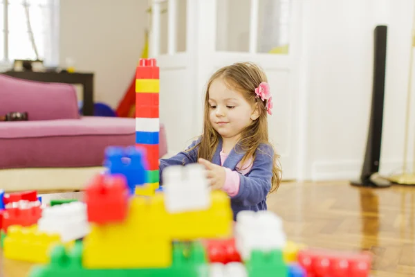 Kleines Mädchen spielt im Zimmer — Stockfoto