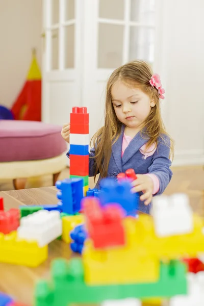 Kleines Mädchen spielt im Zimmer — Stockfoto