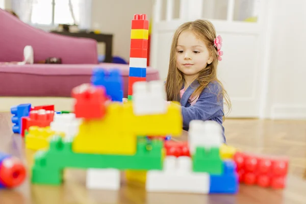 Kleines Mädchen spielt im Zimmer — Stockfoto