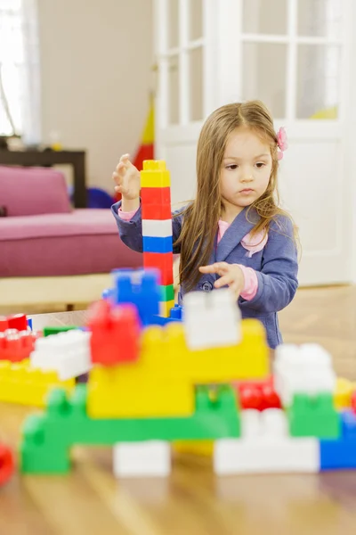 Kleines Mädchen spielt im Zimmer — Stockfoto