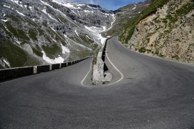 stelvio Geçidi'İtalyan Alpleri'nde serpantin yol açar