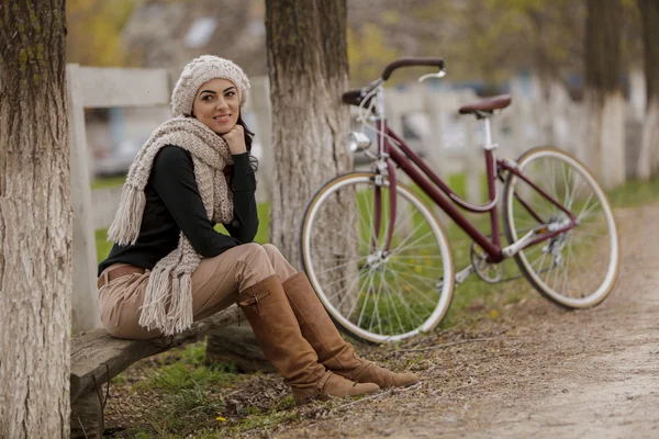 Jeune femme avec un vélo — Photo