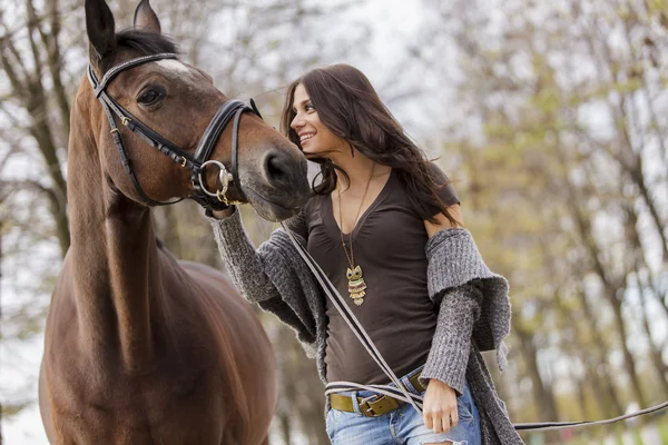 Genç kadın bir atı ile — Stok fotoğraf