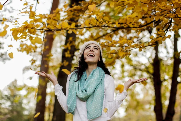 Jovem mulher na floresta de outono — Fotografia de Stock