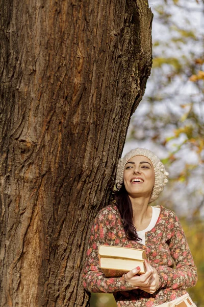 Fiatal nő, az őszi erdő könyvek — Stock Fotó
