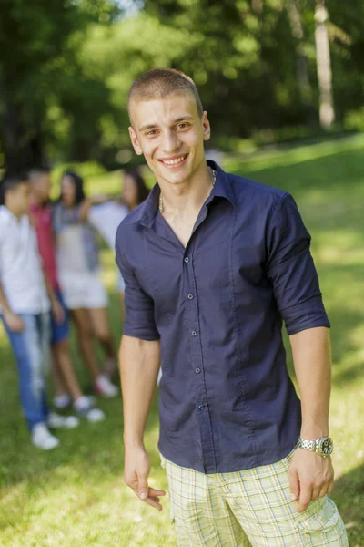 Teenager im Park — Stockfoto