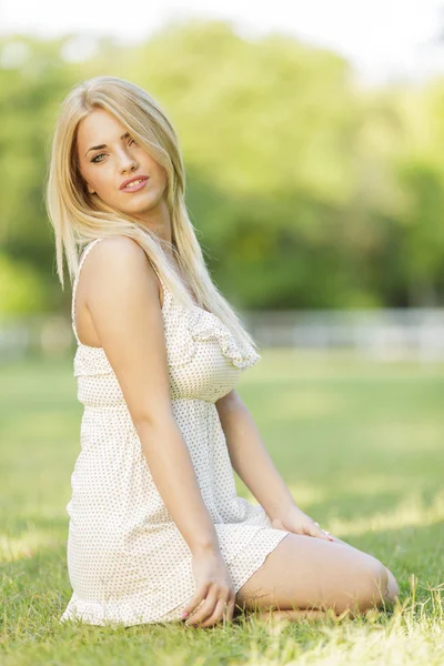 Mujer rubia joven en el campo — Foto de Stock