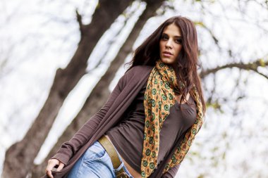 sonbahar orman adlı genç bir kadın