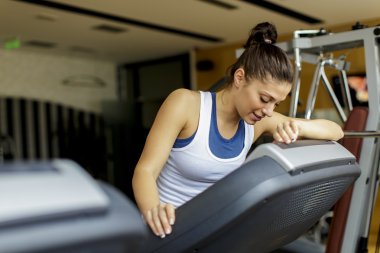 Spor salonunda çalışan genç bir kadın.