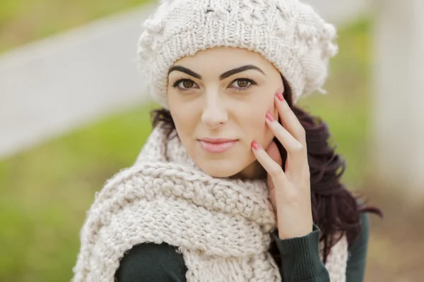 Giovane donna in inverno — Foto Stock