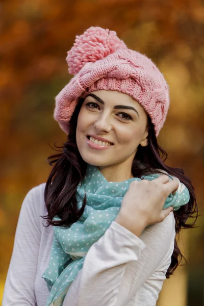 Giovane donna nella foresta autunnale — Foto Stock