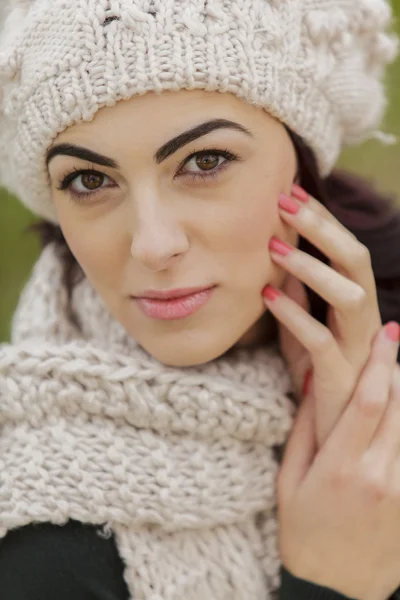 Junge Frau im Winter — Stockfoto