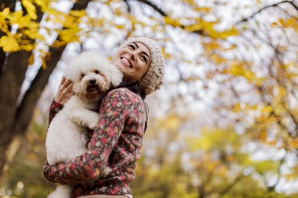 Jeune femme avec un chien mignon — Photo