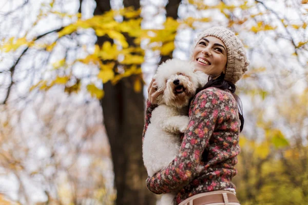 Ung kvinna med en söt hund — Stockfoto