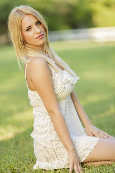 Mladá blondýnka v poli — Stock fotografie
