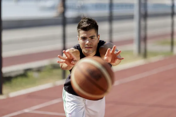 Jogador de basquetebol — Fotografia de Stock