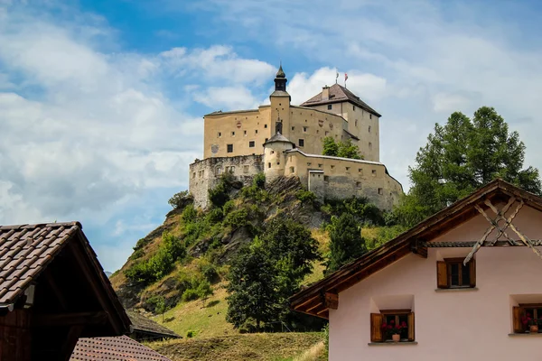 Schloss Tarasp en Suiza —  Fotos de Stock