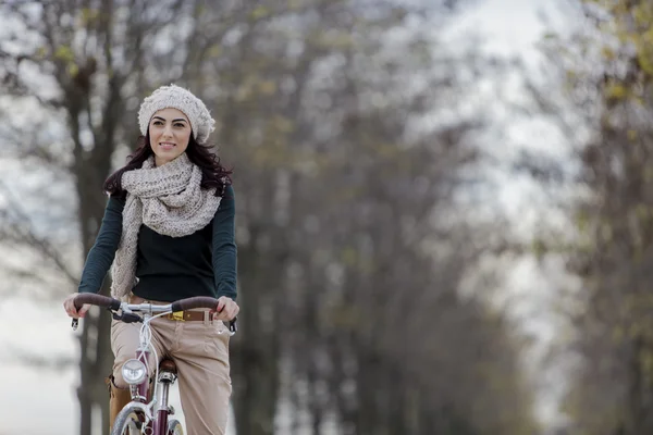 Jonge vrouw op de fiets — Stockfoto