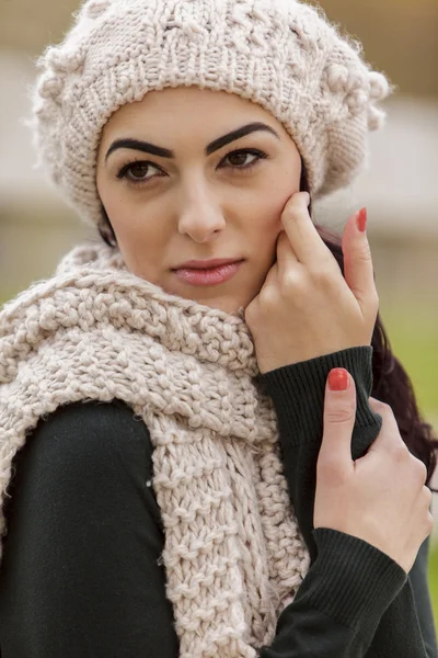 겨울에 젊은 여자 — 스톡 사진