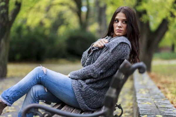 Jonge vrouw op de Bank — Stockfoto