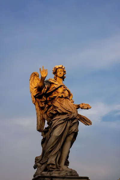 Estatua de ángel en el Ponte S. Angelo en Roma, Italia — Foto de Stock