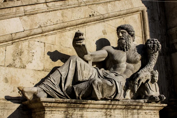 Standbeeld met hoorn des overvloeds op piazza del campidoglio in rome — Stockfoto