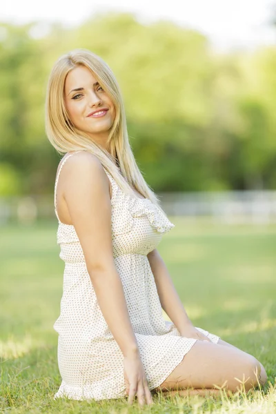 Jonge vrouw — Stockfoto