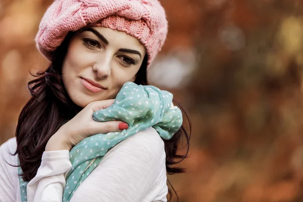 Jonge vrouw bij autumn forest — Stockfoto