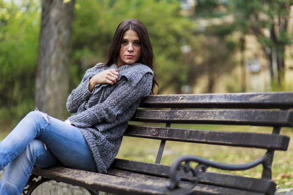 Junge Frau auf der Bank — Stockfoto