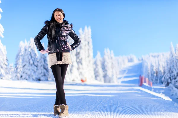 겨울 방학에 젊은 여자 — 스톡 사진