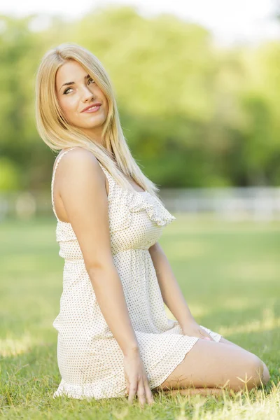 Молодая блондинка в поле — стоковое фото
