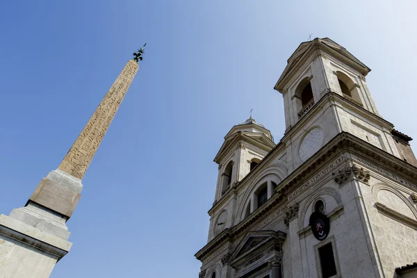 Kyrkan trinita dei monti i Rom, Italien — Stockfoto