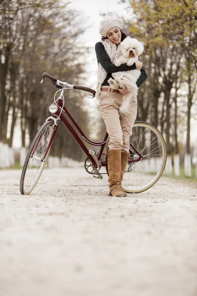 Mujer joven con un lindo perro — Foto de Stock