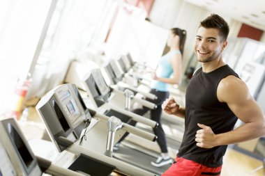 Spor salonundaki genç adam.