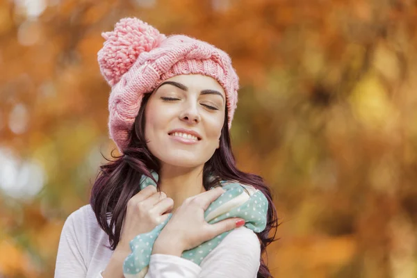 Giovane donna nella foresta autunnale — Foto Stock