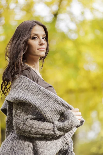 Mujer joven en el bosque de otoño — Foto de Stock