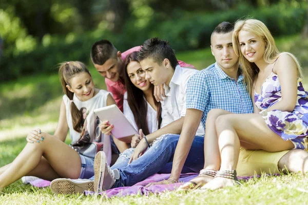 Adolescentes en el parque con tableta — Foto de Stock