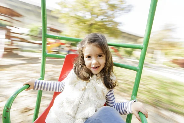 Bambina al parco giochi — Foto Stock