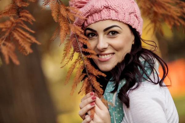 Młoda kobieta w lesie jesienią — Zdjęcie stockowe