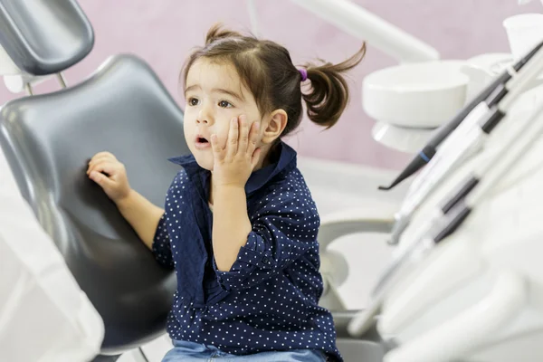Klein meisje bij de tandarts — Stockfoto