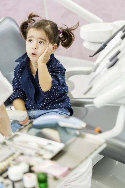 Malá holka u zubaře — Stock fotografie