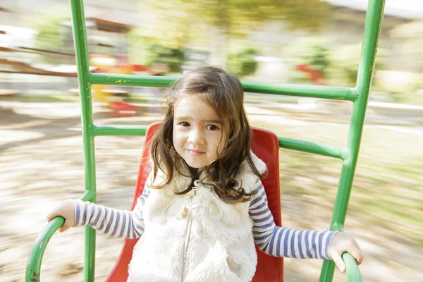 Kleines Mädchen auf Spielplatz — Stockfoto