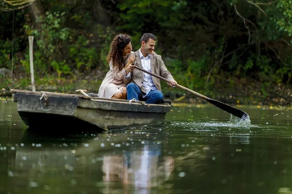 Coppia amorevole in barca — Foto Stock