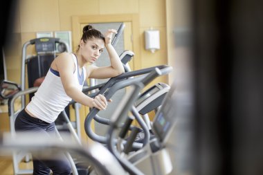 Spor salonundaki genç kadın.