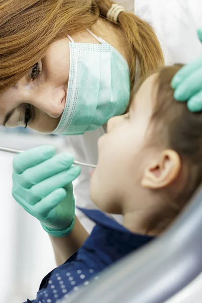 Маленька дівчинка у стоматолога — стокове фото