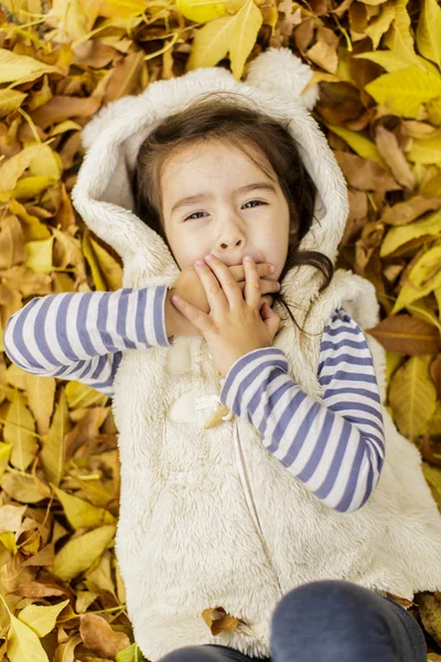 Küçük kız, sonbahar yaprakları — Stok fotoğraf