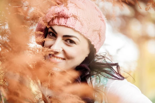 Young woman at autumn forest — Stock Photo, Image