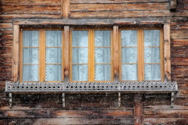 Finestra tradizionale dall'Austria in inverno — Foto Stock