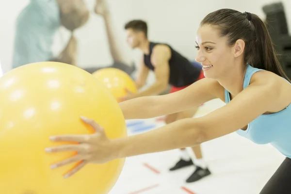 Spor salonunda çalışan genç bir kadın. — Stok fotoğraf