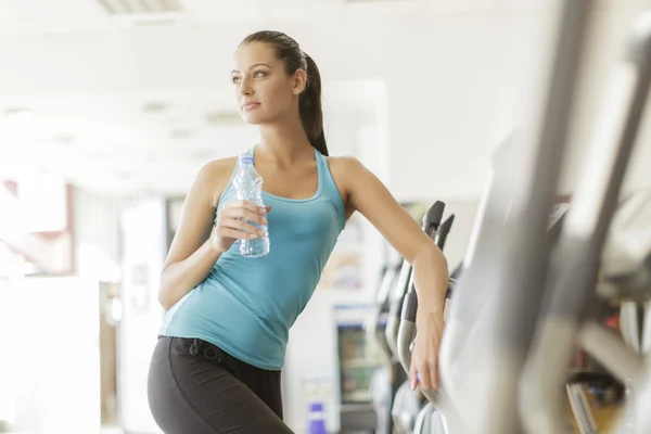 Ung kvinna utbildning i gymmet — Stockfoto